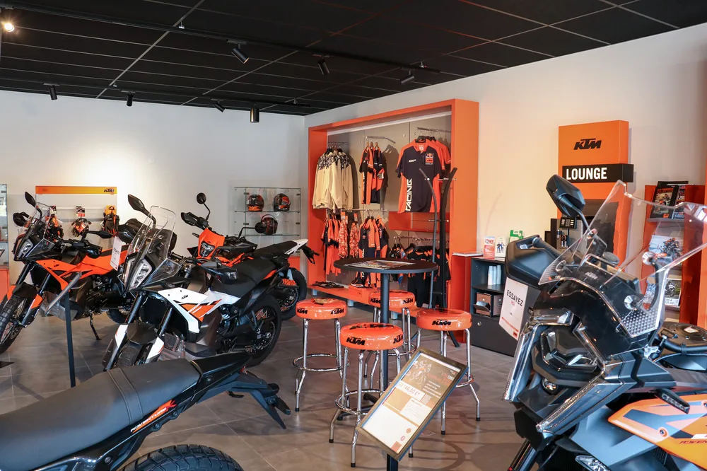 Le KTM Lounge et l'espace vêtements, à Labège
